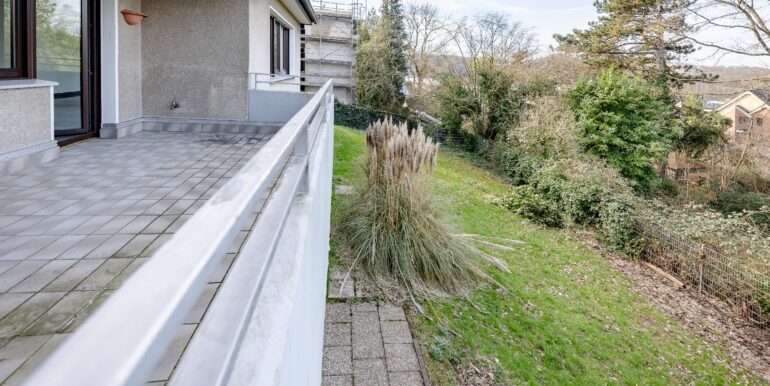 Loggia mit Zugang zum Garten