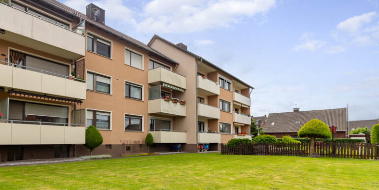 Blick auf die idyllischen Grünanlagen und den ruhigen Balkon der Wohnung