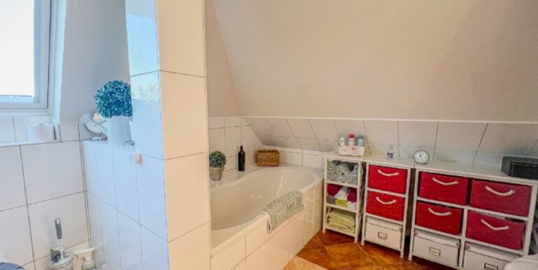 mit Dusche und Badewanne