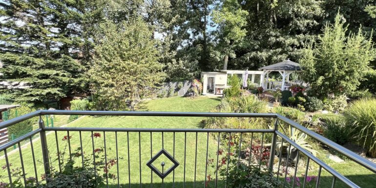 Balkon mit Blick in den Garten EG