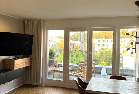 Wohnzimmer mit großem Balkon