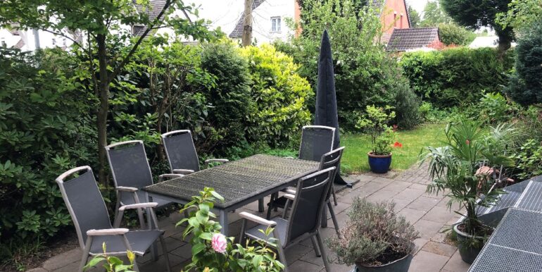 Terrasse mit kleinem Garten