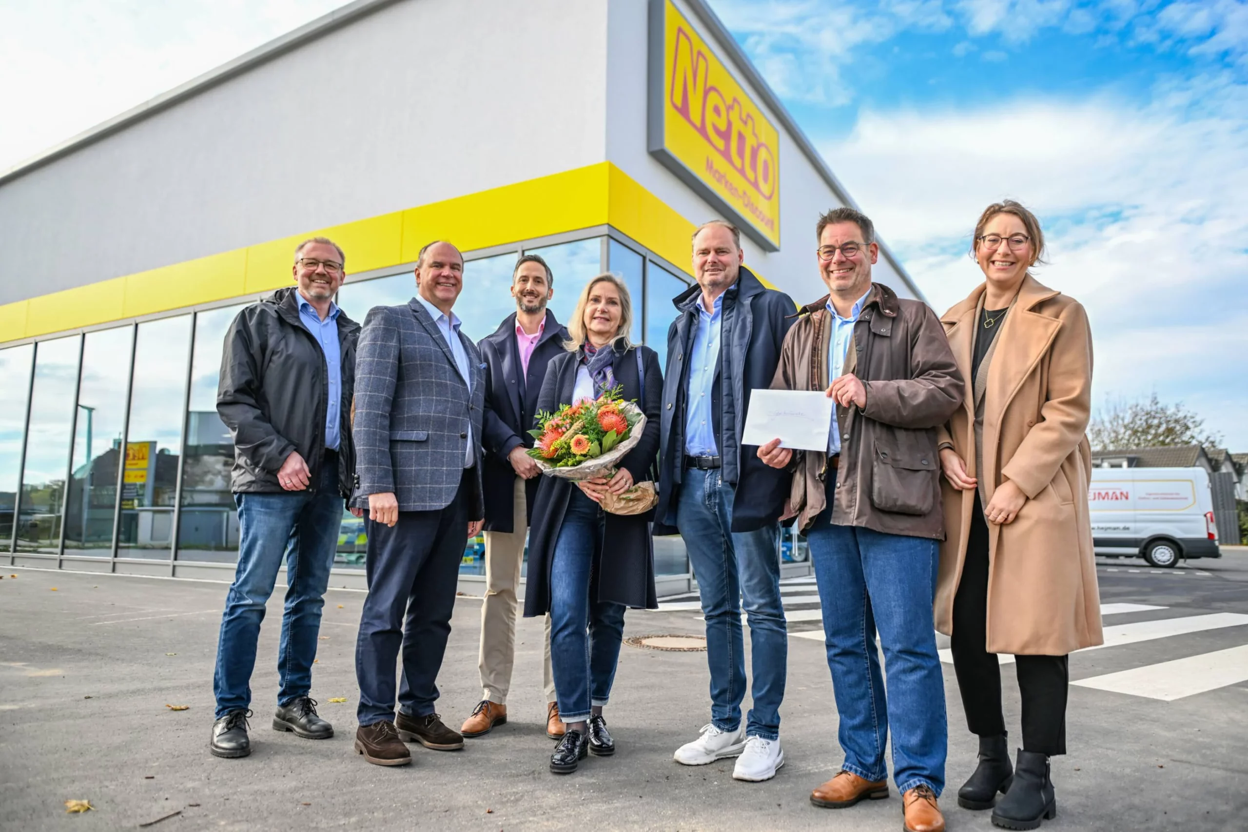 Walter Schmitz übergibt neuen NETTO-Markt in Grefrath an den Mieter.