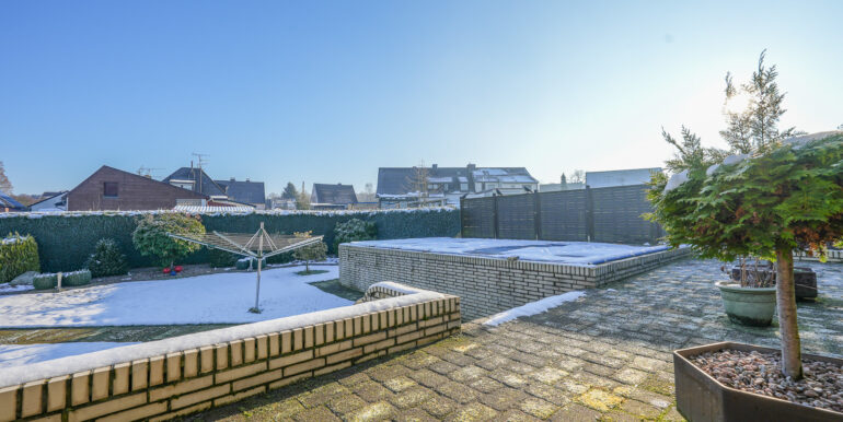 Terrasse mit Blick in den Garten