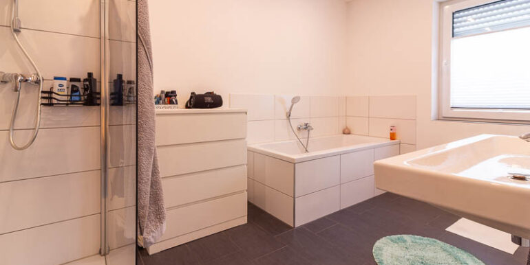 Badezimmer mit Badewanne, Dusche und modernem Design.