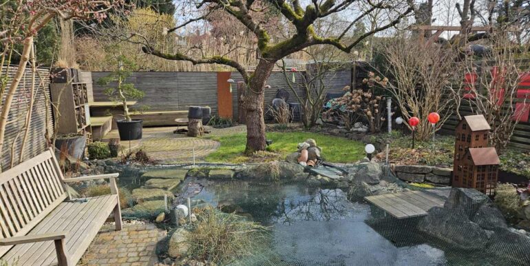 Blick in den vorbildlich angelegten Garten